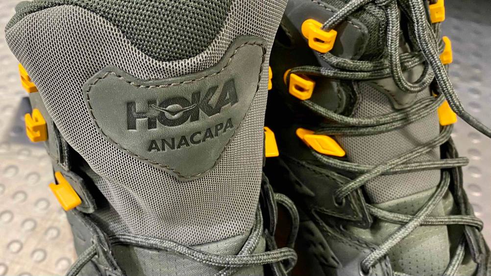Unisex-Wanderschuhe-Test: Die Schnürung nebst Haken bei den Hoka-Wanderschuhen.