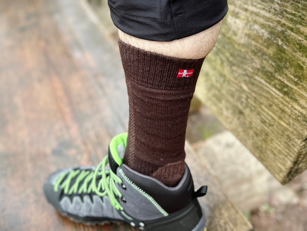 Nahaufnahme des elastischen Bundes der Danish Endurance Merino Wandersocken. Die hochwertige Verarbeitung und die eng anliegende Passform sind erkennbar.