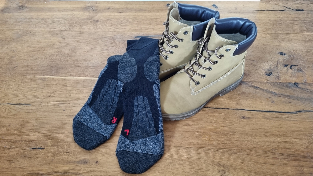 Socken liegen auf Wanderschuhen