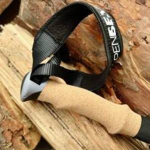 Nahaufnahme des Griffs eines Alpen Bears Wanderstocks mit Schlaufe. Der Griff besteht aus Kork mit ergonomischer Form.