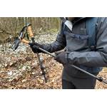Ein Wanderer stellt die Länge der Alpen Bears Wanderstöcke auf einem herbstlichen Waldweg ein. Die Stöcke sind teilweise ausgezogen.