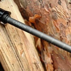 Die Skala des Längenbereichs der Alpen Bears Wanderstöcke ist auf dem Schaft zu sehen. Die Markierungen reichen von 105 cm bis 135 cm.