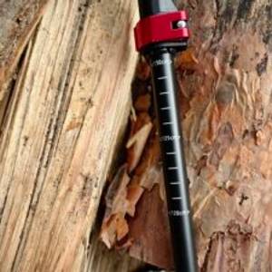 Detailaufnahme der Längenskala der Alpin Loacker Wanderstöcke mit Markierungen von 120 cm bis 130 cm. Ein roter Schnellverschluss ist sichtbar.