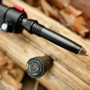 Nahaufnahme der Spitze eines Rothwild Teleskopstocks mit abgenommener Gummikappe. Die Hartmetallspitze liegt frei auf Holz.