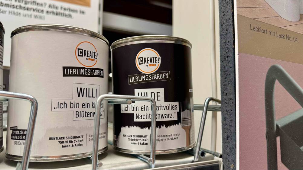 Wandfarbe Schwarz im Test: Eine Dose im Verkaufsregal.