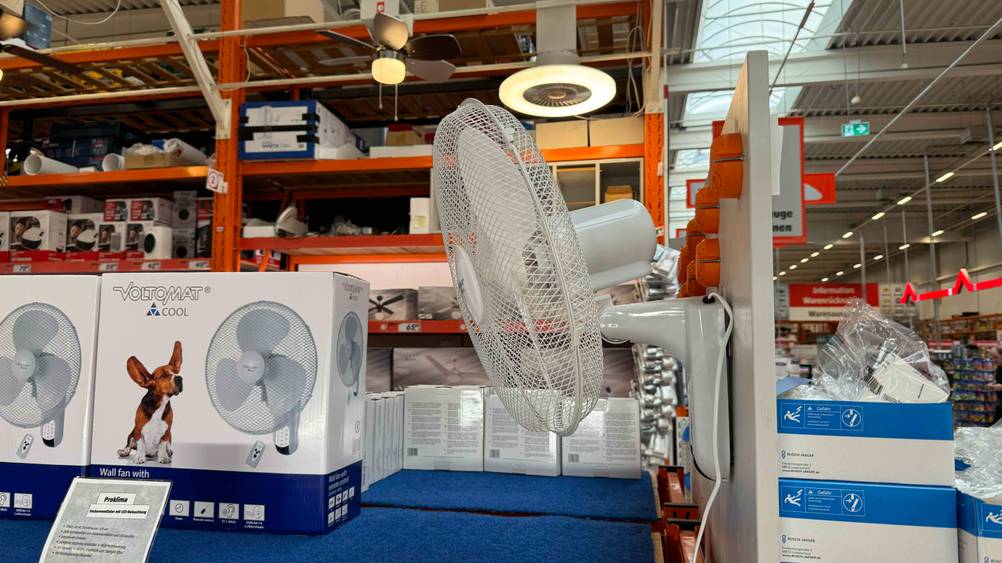 Ein Wandventilator im Test an einer Wand in einem Verkaufsladen moniert von der Seite.