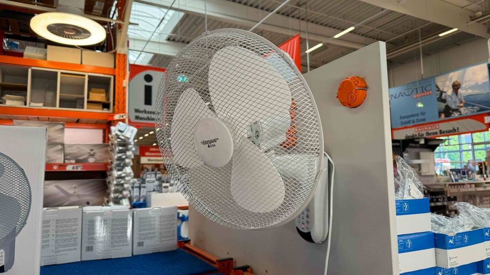 Ein getesteter Wandventilator an einem Brett in einer Verkaufsfläche montiert von schräg vorne.