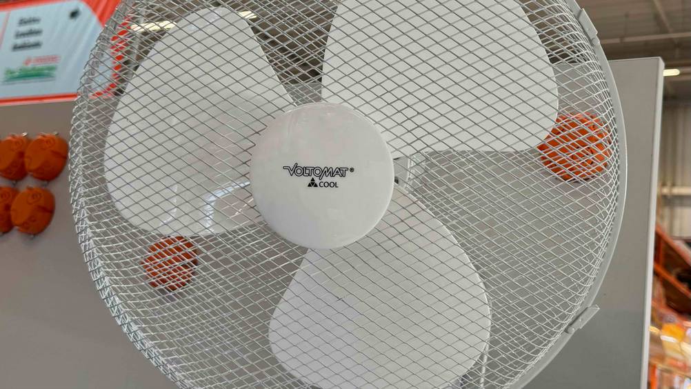Wandventilator getestet: Nahaufnahme der Rotorblätter und des Gitters.