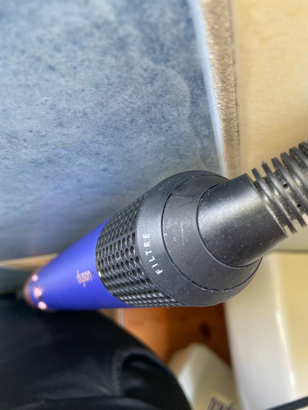 Warmluftbürste-Test: Nahaufnahme des unteren Griffes mit Kabel.