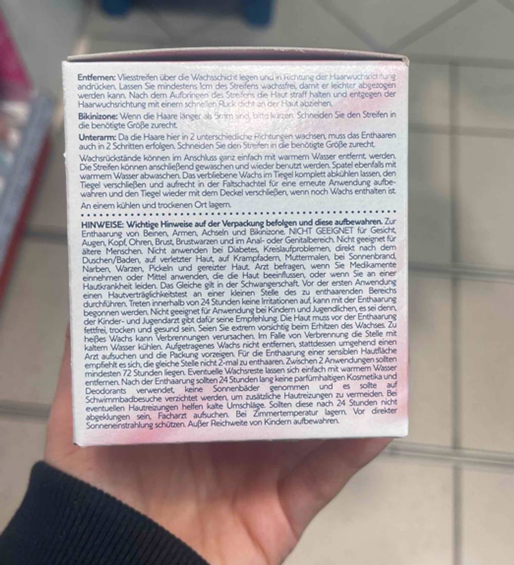 Seitenansicht der Verpackung des getesteten Warmwachses mit Anweisungen.