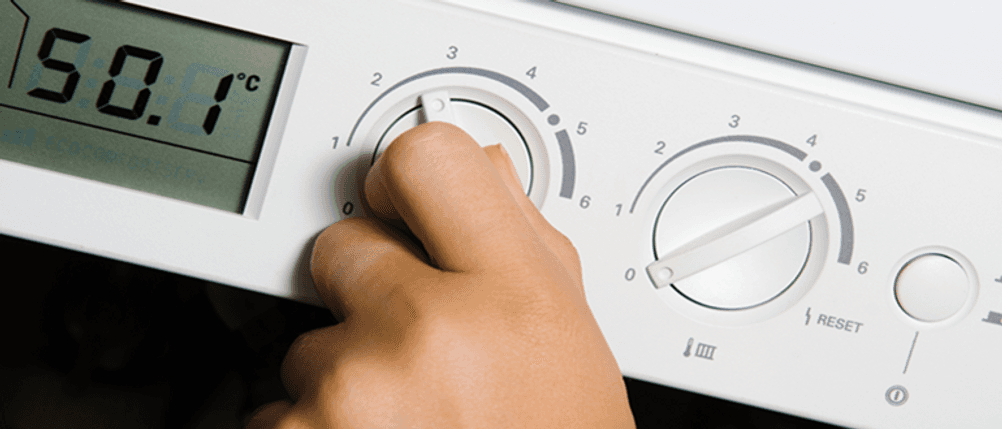 Warmwasserspeicher mit 5 Litern im Test: Eine Hand nimmt Einstellungen an einem Warmwasserspeicher mit 5 Litern vor.