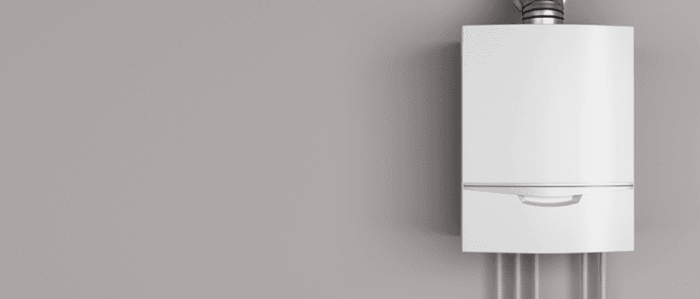 Warmwasserspeicher mit 5 Litern: Ein weißer Warmwasserspeicher hängt an einer Wand.