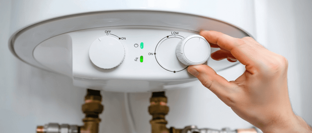 Warmwasserspeicher mit 5 Litern im Test: Eine Person dreht an einem Regler an einem Warmwasserspeicher.