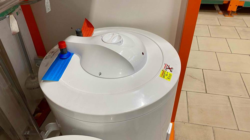 Im Keller befindet sich ein angeschlossener Warmwasserspeicher mit 50 Liter Fassungsvermögen im Test.