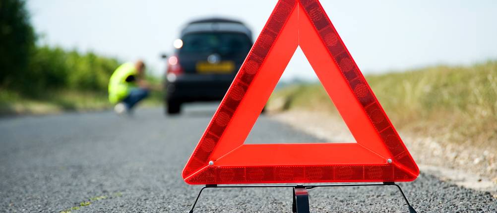 ein aufgebautes Warndreieck auf einer Straße