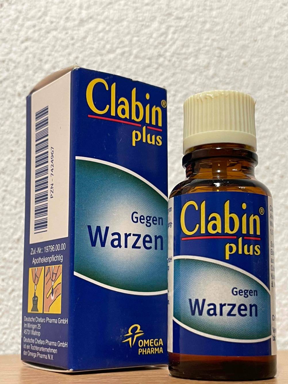 Warzenmittel im Test: Die Verpackung und die Flasche nebeneinander.
