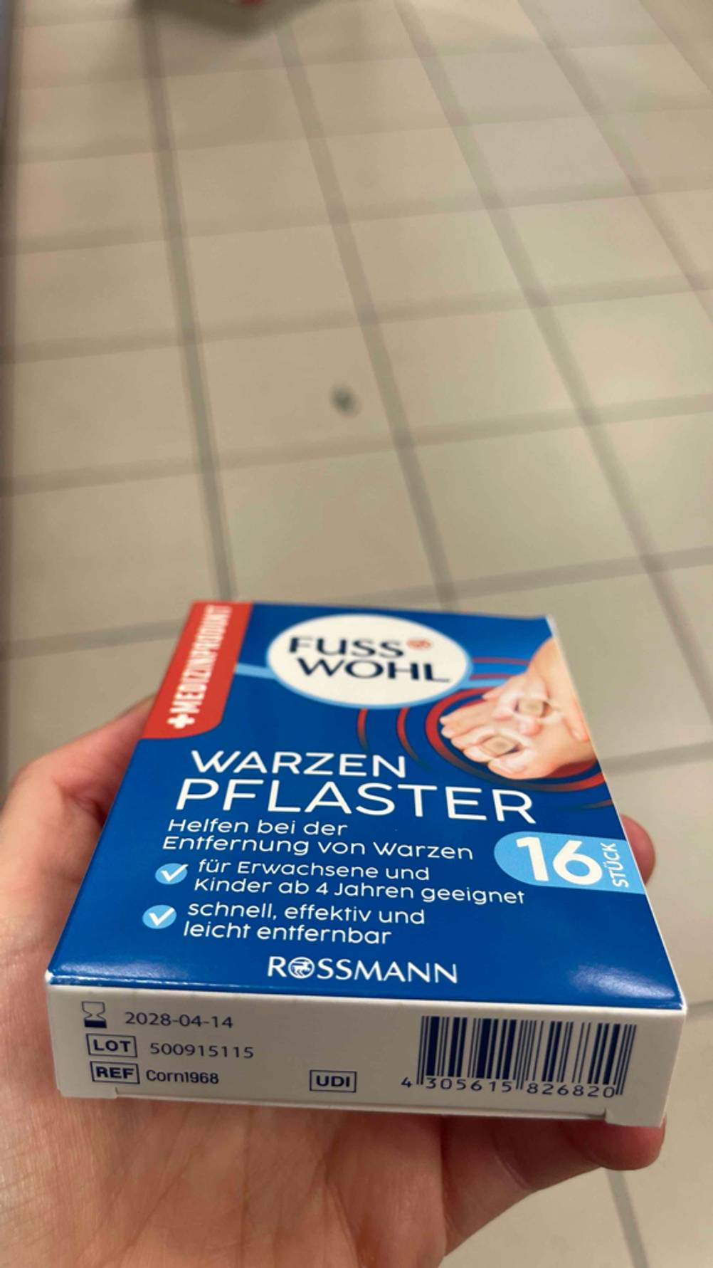 Warzenpflaster-Test: Nahaufnahme der Unterseite der Verpackung mit Strichcode.