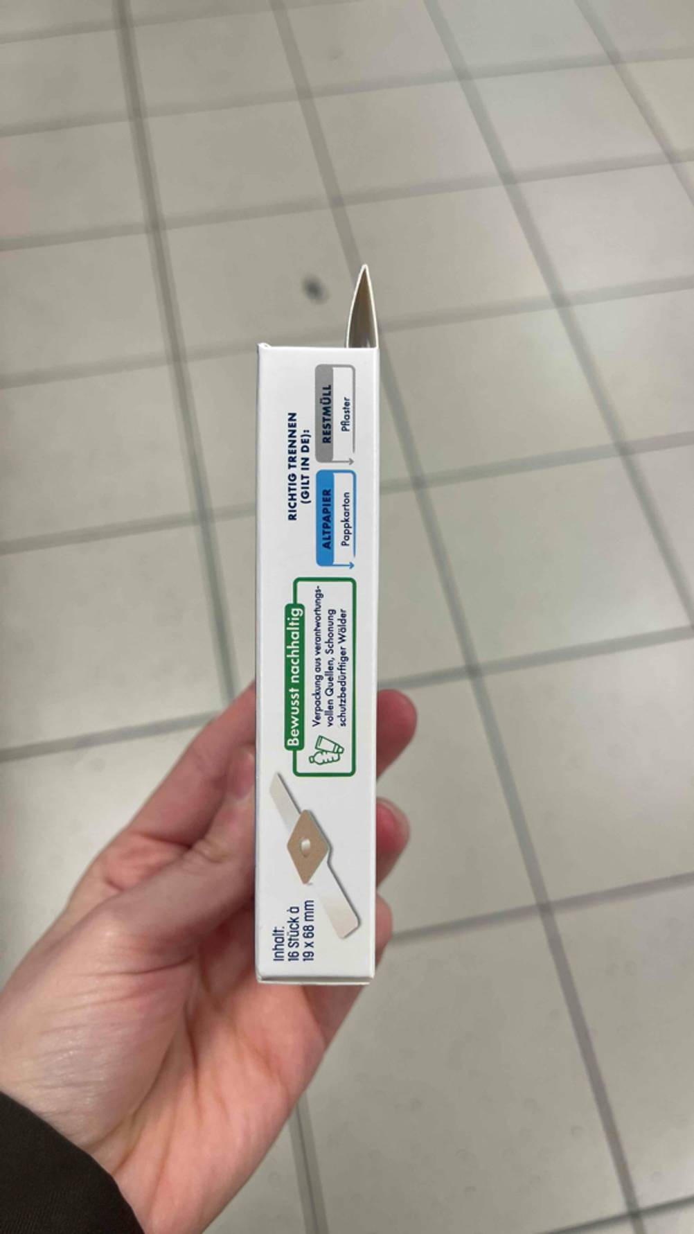 Seitenansicht der Verpackung der getesteten Warzenpflaster mit Informationen.