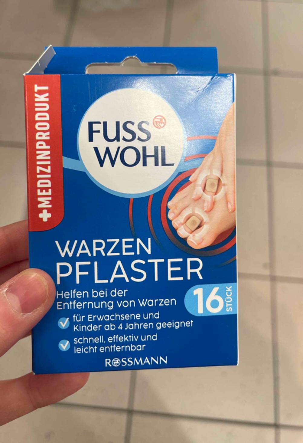 Getestet: Die Warzenpflaster von einer Hand gehalten.