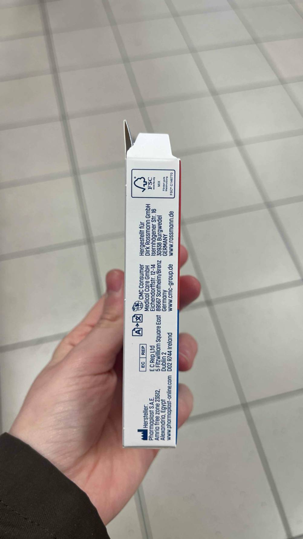 Eine Hand hält die Verpackung der Warzenpflaster im Test mit der Seite nach vorne.