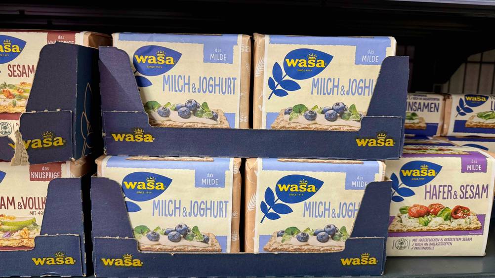 Mehrere Packungen des getesteten Wasa-Knäckebrots in einem Verkaufsregal.