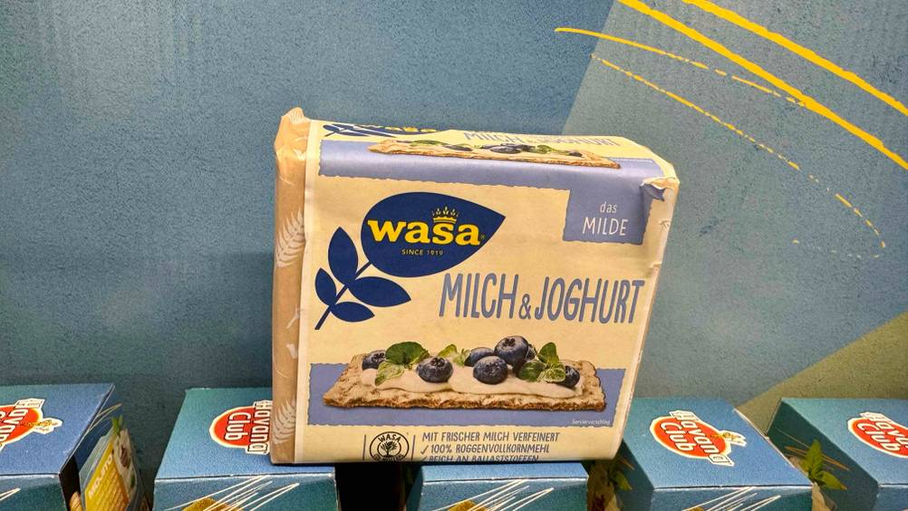 Wasa-Knäckebrot im Test: Eine Packung steht vor einer blauen Fläche.