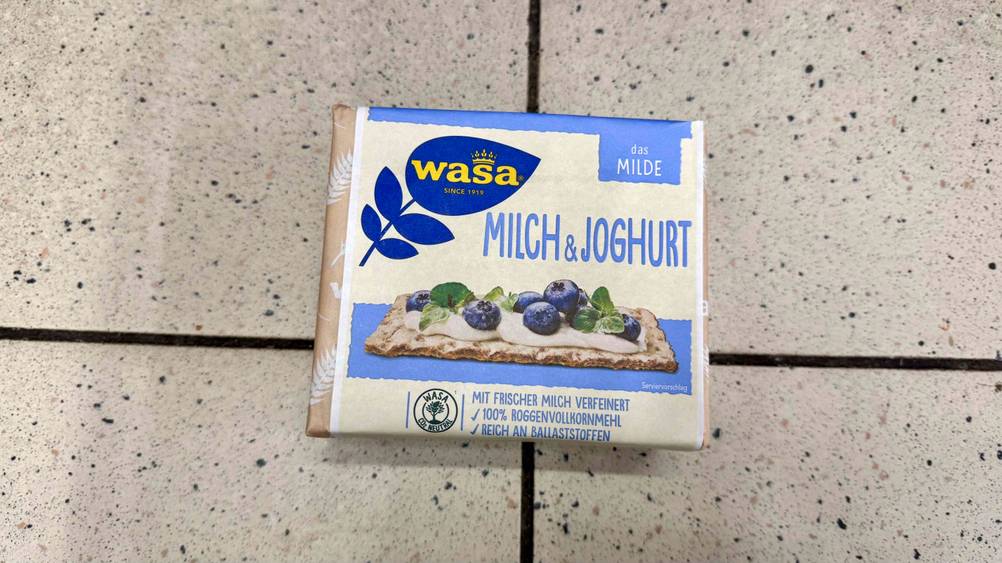 Ein Wasa-Knäckebrot im Test auf einem Fließenboden liegend.