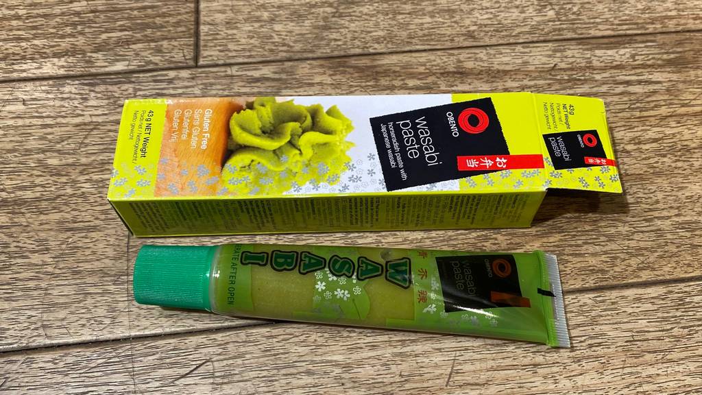 Wasabi-Paste im Test: Paste und Verpackung auf Holzuntergrund
