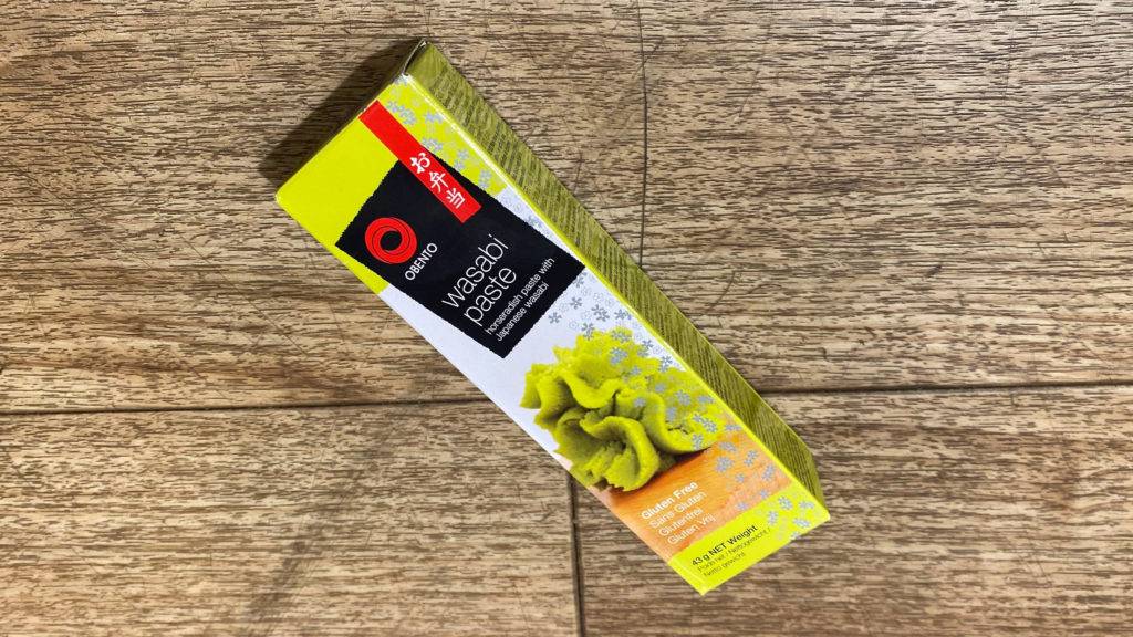 Wasabi-Paste-Test: Verpackung auf Holzuntergrund