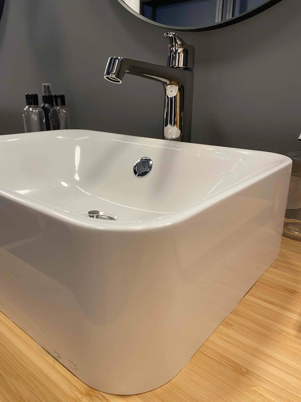 Ein Waschbecken im Test von der Seite mit Fokus auf die Höhe des Randes.