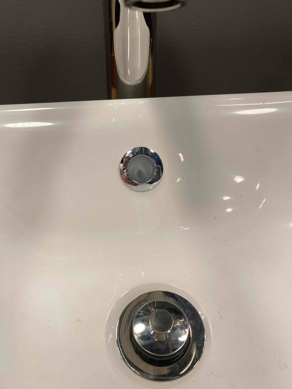 Waschbecken getestet: Nahaufnahme des Abflussdeckels.