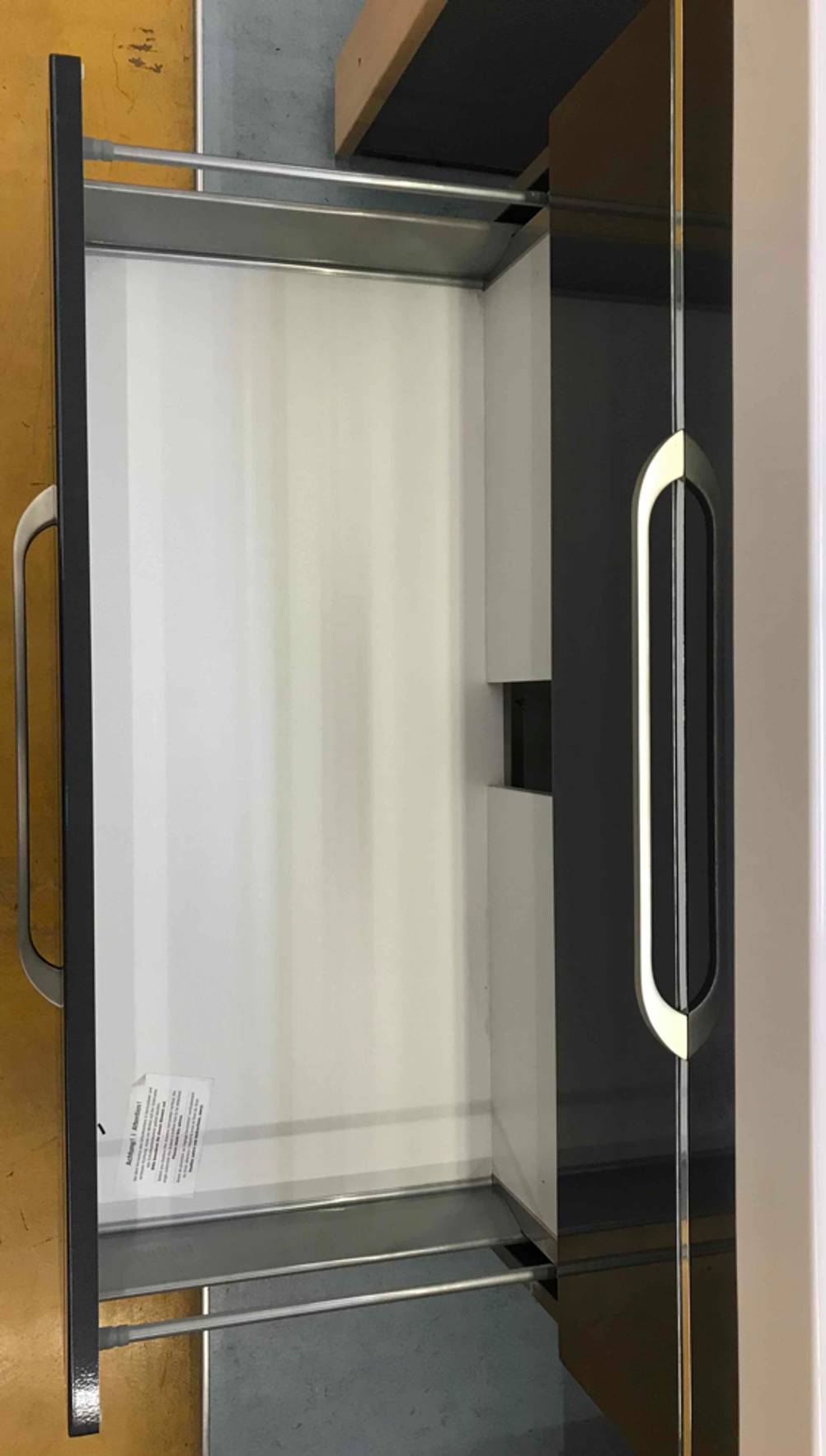 Ein Waschbecken mit Unterschrank im Test: Geöffneter Waschbecken mit Unterschrank mit viel Stauraum.