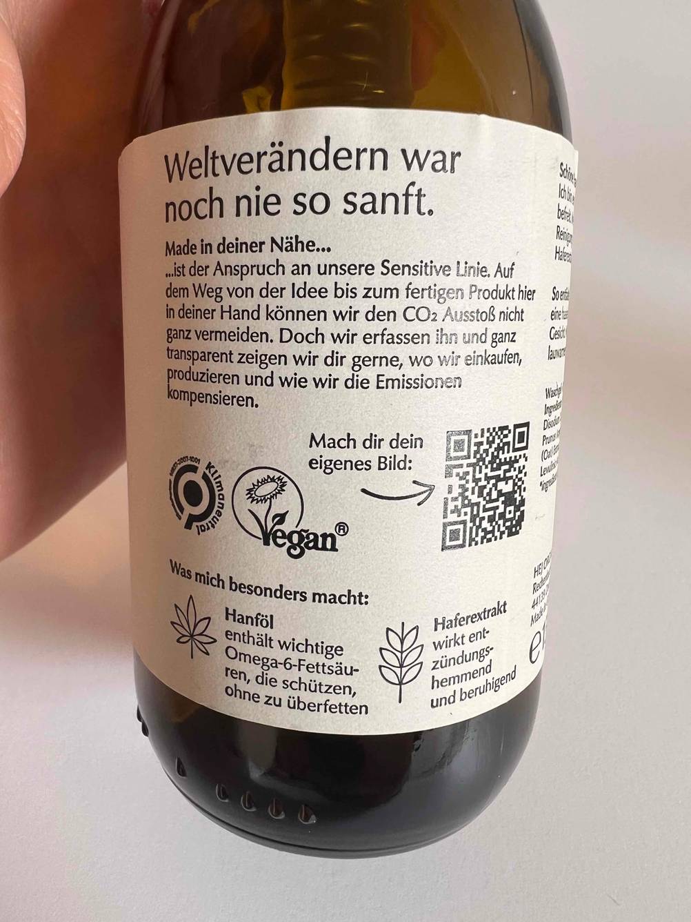 Nahaufnahme des Labels auf der Rückseite eines getesteten Waschgels.