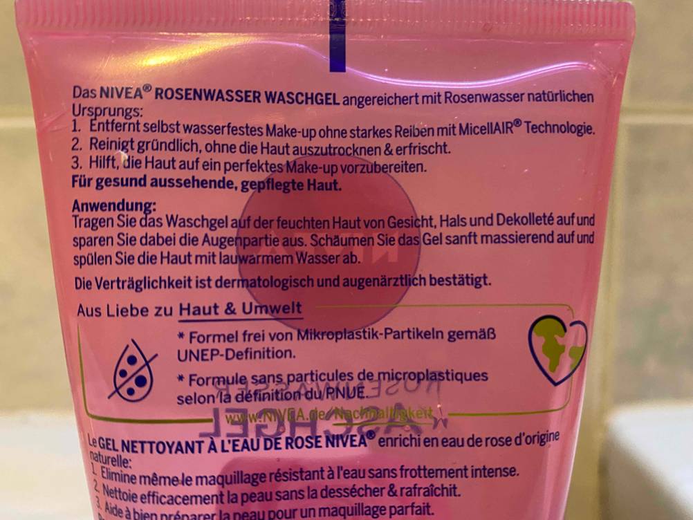 Waschgel getestet: Nahaufnahme der Rückseite einer Tube mit Informationen.