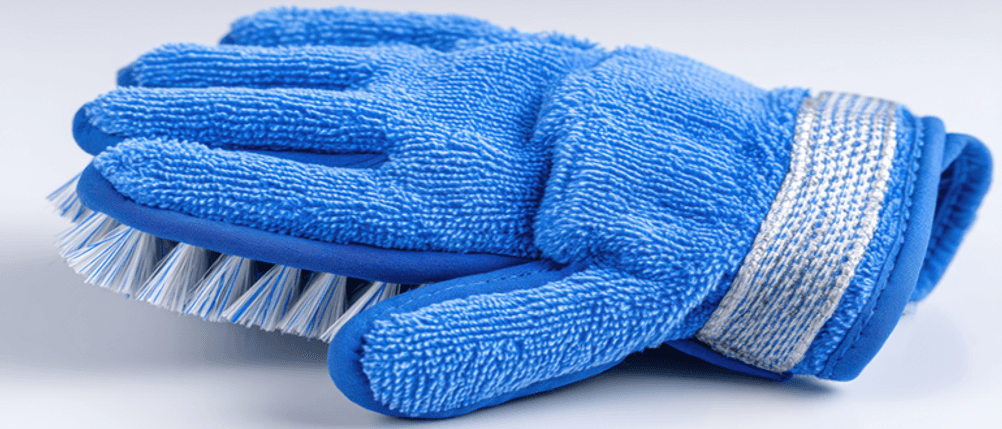 Waschhandschuh getestet: Ein Waschhandschuh mit Bürsten auf der Handfläche.