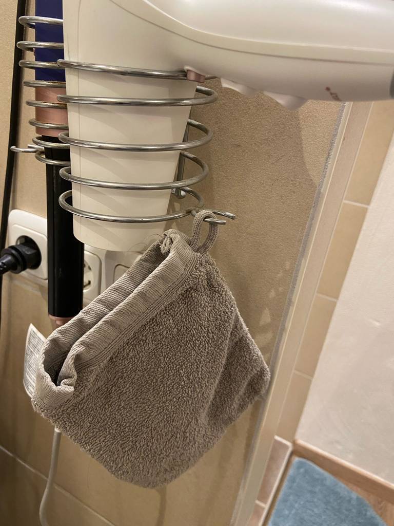 Ein Waschlappen hängt zum testen an einem Haken.
