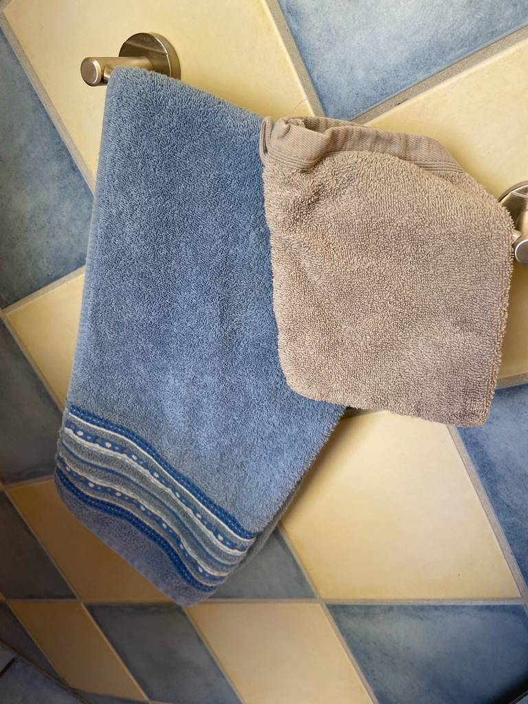 Ein Waschlappen liegt zum testen auf einem Handtuch.