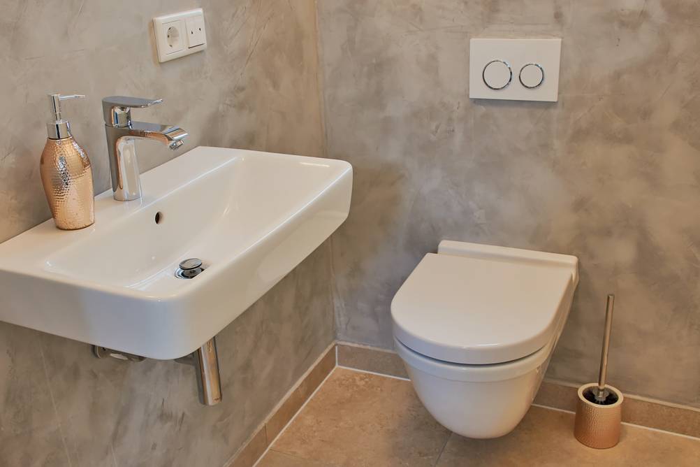 Waschmaschine-45-tief-Test: Waschbecken und Toilette in einem grau-marmorierten Badezimmer – wenig Platz.