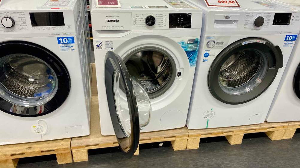 Waschmaschine 7 kg getestet: Ein Gerät zwischen anderen in einer Ausstellungfläche.