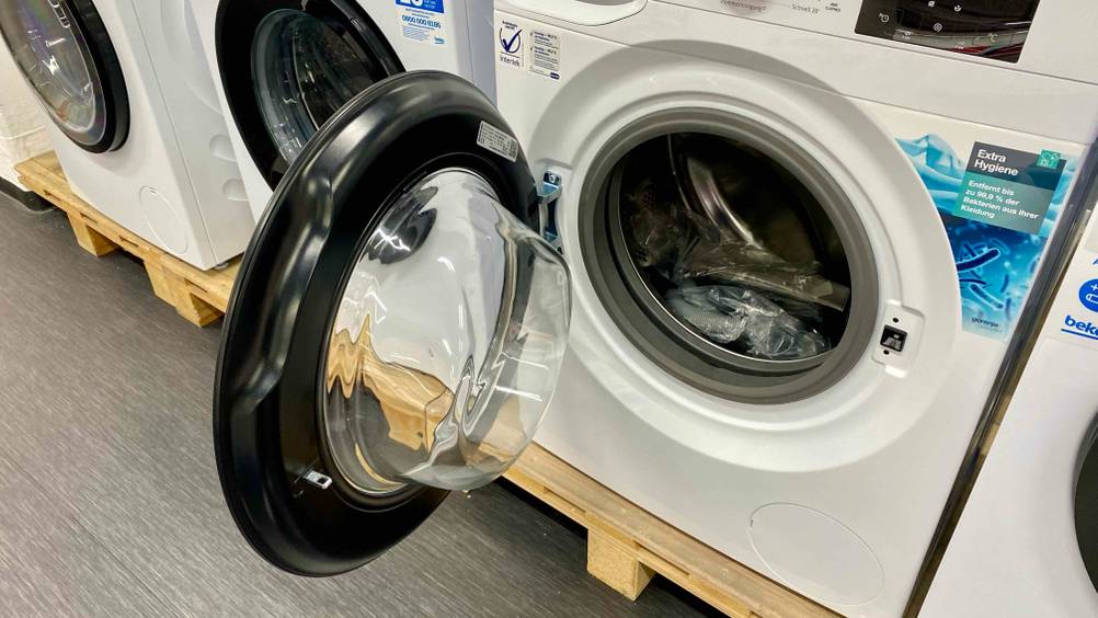 Nahaufnahme der Trommel einer geöffneten Waschmaschine 7 kg im Test.