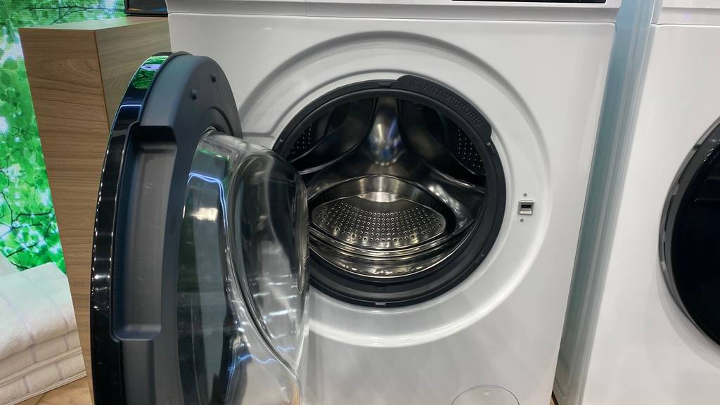 Geöffnete Waschtrommel von einer getesteten 7-kg-Waschmaschine.
