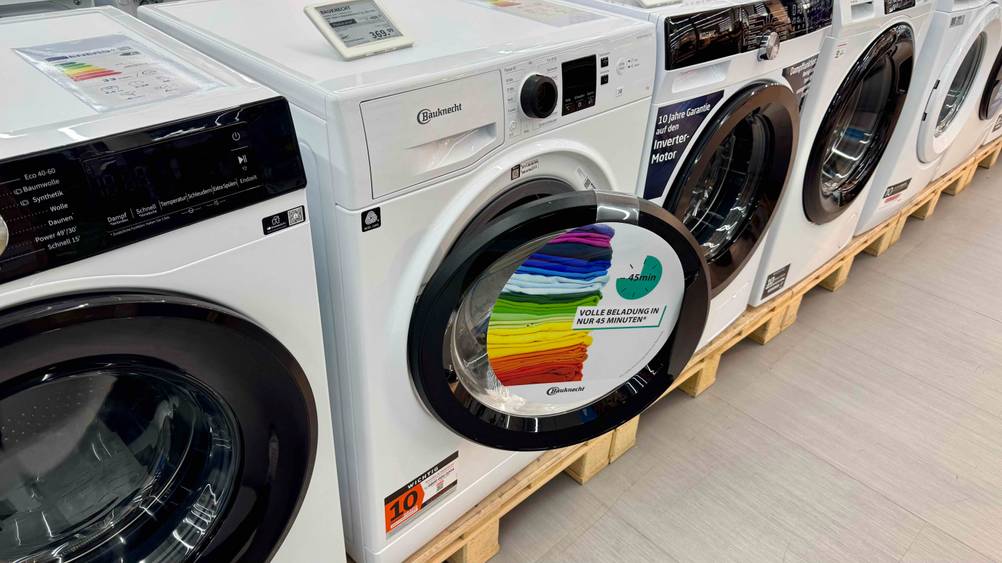 Die getestete Waschmaschine bis 500 Euro leicht von der Seite mit geöffneter Klappe.