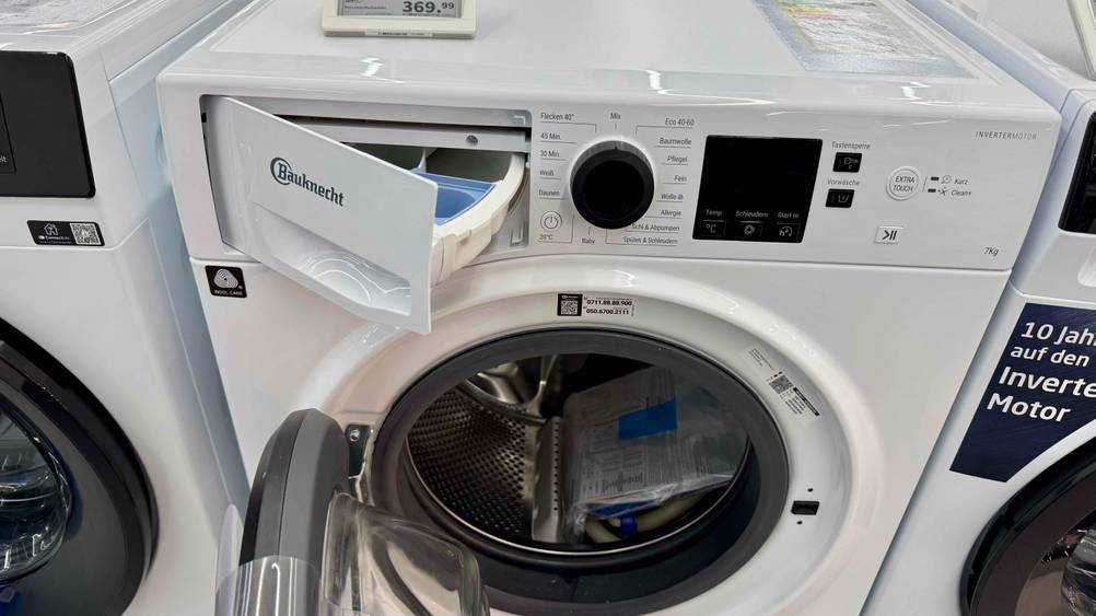 Waschmaschinen bis 500 Euro geteset: Nahaufnahme der Bedienelemente und der geöffneten Trommel und des Waschmittelfachs.