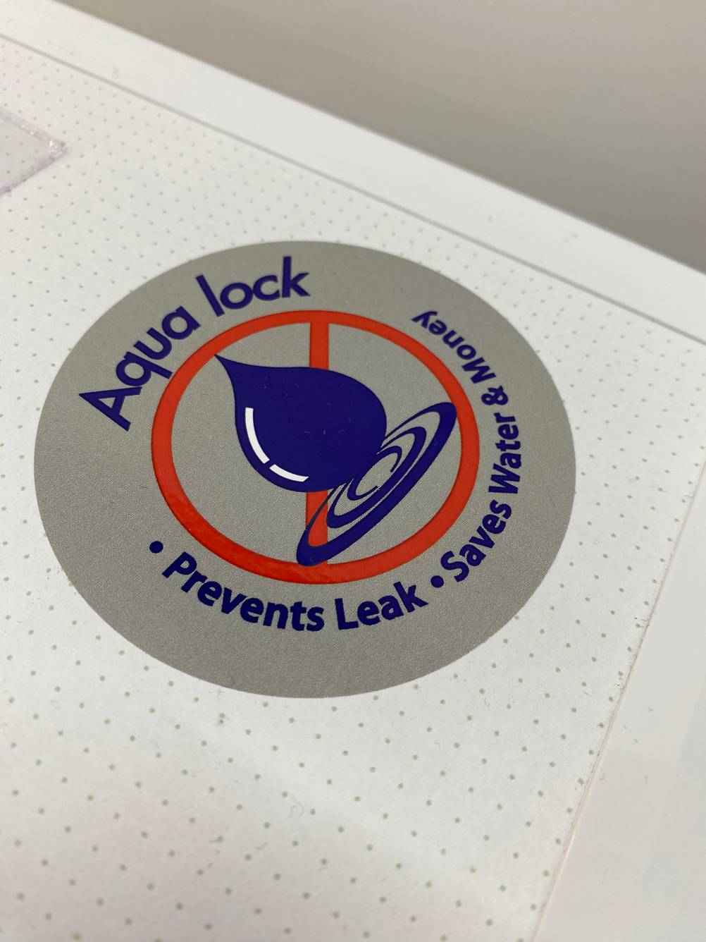 Waschmaschine getestet: Nahaufnahme eines Infostickers mit AquaLock