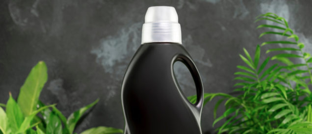 Eine Flasche mit Waschmittel für schwarze Wäsche