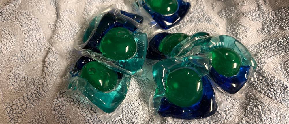 Waschmittel-Pods im Test: Pods aus einer Packung davorliegend.