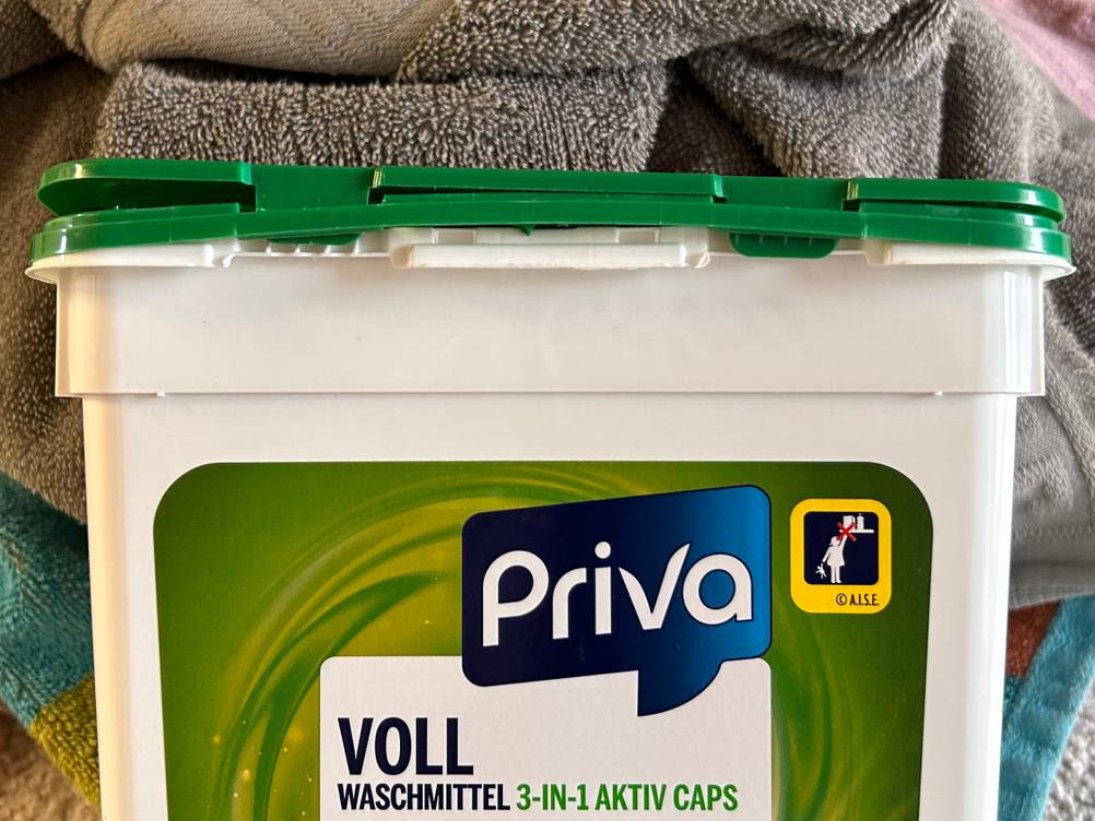 Waschmittel-Pods im Test: Nahaufnahme des Logos auf der Packung.