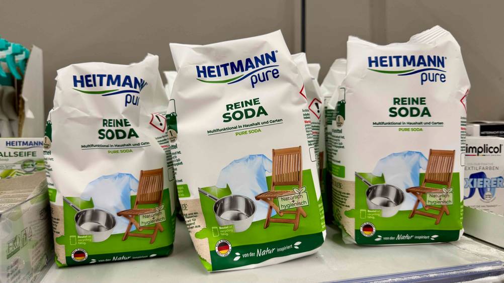 Mehrere Packungen des getesteten Waschsodas auf einem Verkaufsregal.