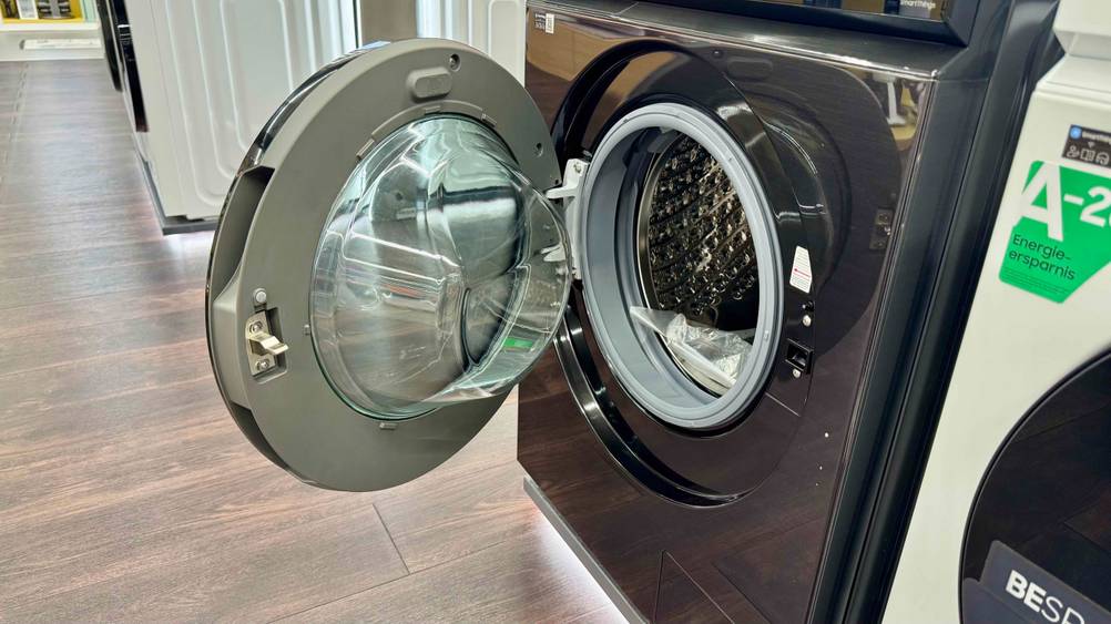 Seitenansicht des getesteten Waschtrockners 9 kg mit geöffneter Klappe.