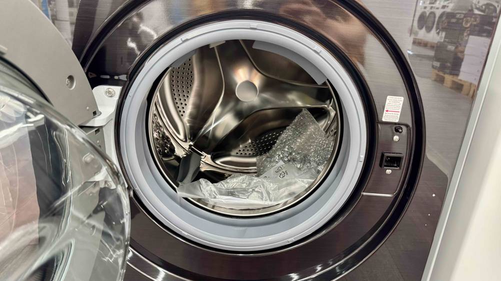 Waschtrockner 9 kg getestet: Nahaufnahme der innenliegende Trommel bei geöffneter Klappe.
